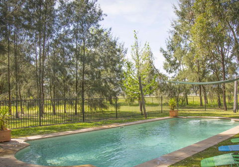 Red Tractor Retreat - Grafton Accommodation 2