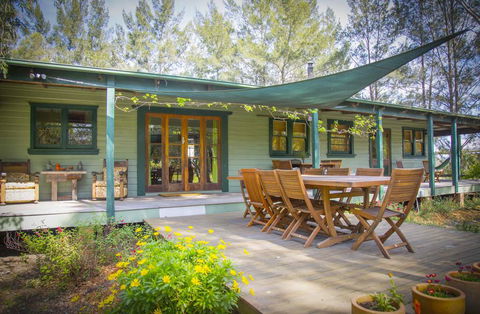 Red Tractor Retreat - Grafton Accommodation 1