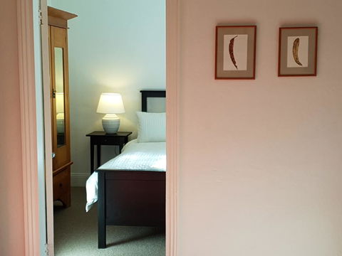 Redruth - 2 Bedroom Cottage Situated In Wandiligong - Grafton Accommodation 1