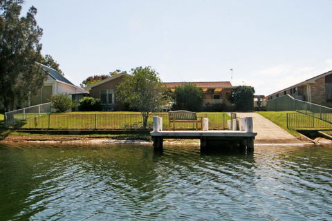 Relax And Enjoy The River - Grafton Accommodation 1