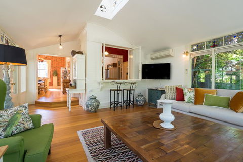 Rent Your Own Historic Hotel For Holidays & Events - Grafton Accommodation 2
