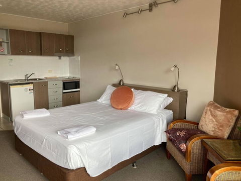 RENTAL: All $ Inclusive, Tidy Renovated Studio Apartment On The Strand, Pool,  - Grafton Accommodation 3