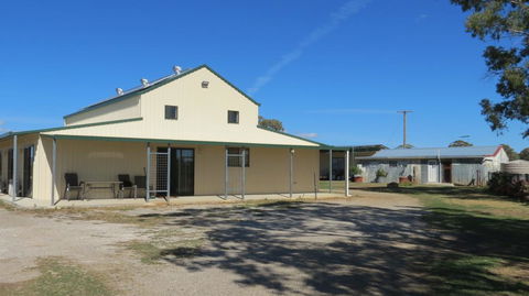 RETRO FUNNY FARM - Grafton Accommodation 0