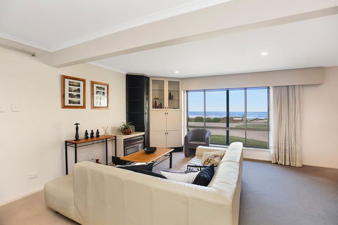 Right On The Beach @ Moana - Grafton Accommodation 0