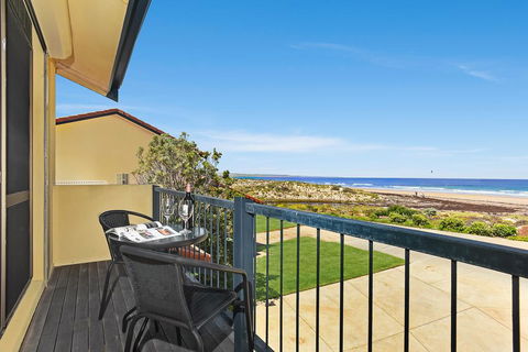 Right On The Beach @ Moana - Grafton Accommodation 2
