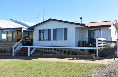 Rising Tide Beach House - Grafton Accommodation 0