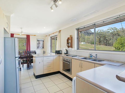 Rosamund House In Broke, 4br House In Walking Distance To Cellar Doors - Grafton Accommodation 2