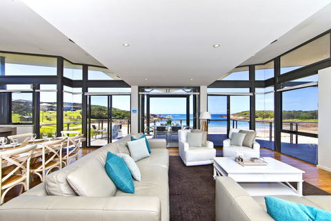 Sails On The Beachfront - Exclusive Seaside Home - Grafton Accommodation 3