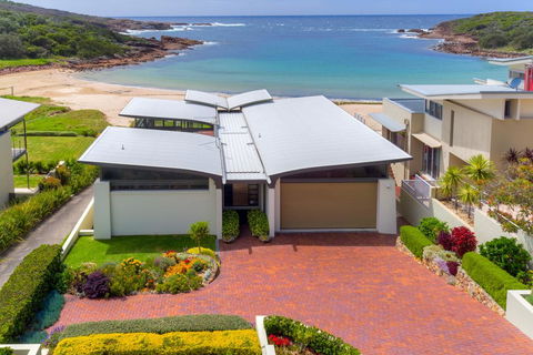 Sails On The Beachfront - Exclusive Seaside Home - Grafton Accommodation 0