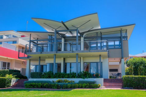 Sails On The Beachfront - Exclusive Seaside Home - Grafton Accommodation 1
