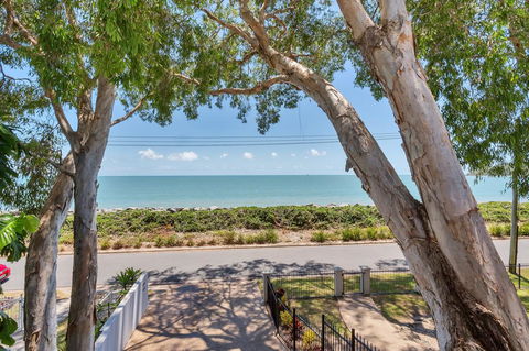 Seascape Luxury Beachfront House - Grafton Accommodation 2