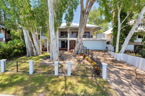 Seascape Luxury Beachfront House - Grafton Accommodation 1