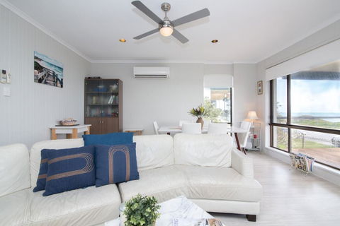 Shanti By The Sea - Grafton Accommodation 3