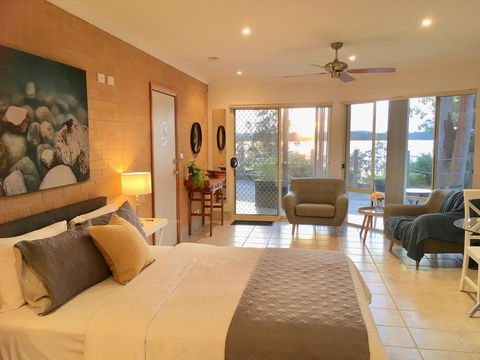 SilverWaters Waterfront Accommodation - Grafton Accommodation 1