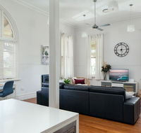 Spacious 2-bed 2-bath Home with Parking and Balcony - Grafton Accommodation