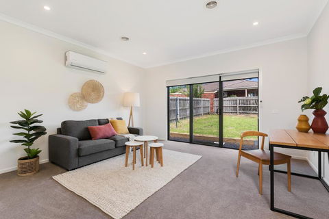 Spacious 4-Bed House With Parking And Backyard - Grafton Accommodation 3
