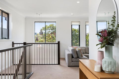 Spacious 4-Bed House With Parking And Backyard - Grafton Accommodation 1