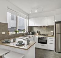Spacious apartment within minutes of Acland Street - Grafton Accommodation