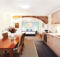 Spacious Studio With Courtyard and Extra Beds - Grafton Accommodation