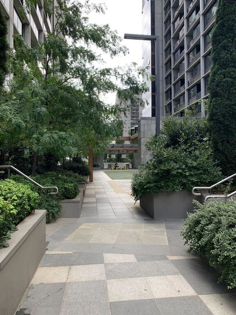Sparkling 2 Bed 1 Bath Melbourne CBD Apt - Free Netflix & Wine - Grafton Accommodation 3