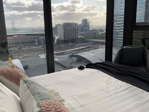 Sparkling 2 Bed 1 Bath Melbourne CBD Apt - Free Netflix & Wine - Grafton Accommodation 0