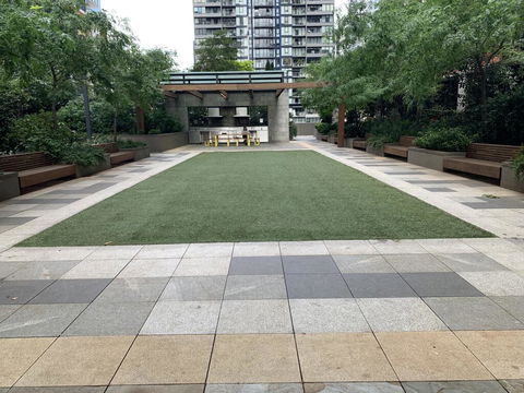 Sparkling 2 Bed 1 Bath Melbourne CBD Apt - Free Netflix & Wine - Grafton Accommodation 1