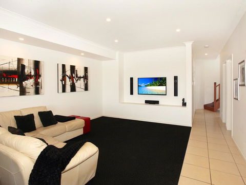 St Lucia 11 - 4 BDRM Canal Home With Pool - Grafton Accommodation 2