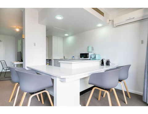 Striking And Super Convenient Studio With Balcony - Grafton Accommodation 1