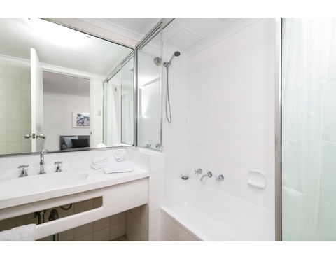 Striking And Super Convenient Studio With Balcony - Grafton Accommodation 2