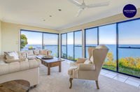 STUNNING CLIFF TOP HOME // POOL  GAMES