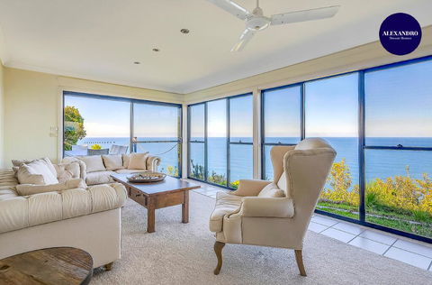 STUNNING CLIFF TOP HOME // POOL & GAMES - Grafton Accommodation 0