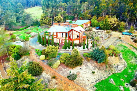 STUNNING HOME WITH AMAZING VIEWS - Just 20 Mins To The City And Only 10 To MONA! - Grafton Accommodation 2