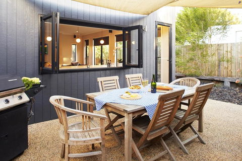 Stylish Living- Fireplace, WiFi, Linen, 4 Bdrm, Beach 850m - Grafton Accommodation 3