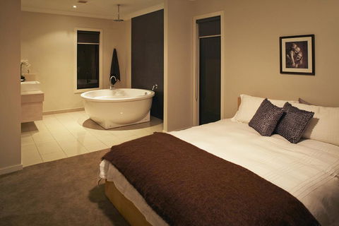 Stylish Living- Fireplace, WiFi, Linen, 4 Bdrm, Beach 850m - Grafton Accommodation 2