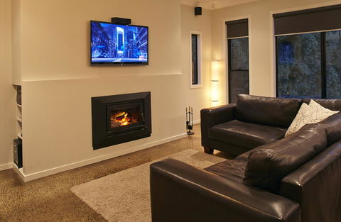 Stylish Living- Fireplace, WiFi, Linen, 4 Bdrm, Beach 850m - Grafton Accommodation 1