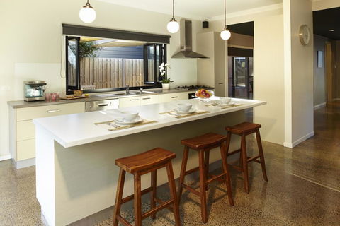 Stylish Living- Fireplace, WiFi, Linen, 4 Bdrm, Beach 850m - Grafton Accommodation 0