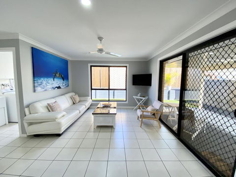 STYLISH RESIDENCE, LARGE PRIVATE YARD - CLOSE TO DREAMWORLD - Grafton Accommodation 0