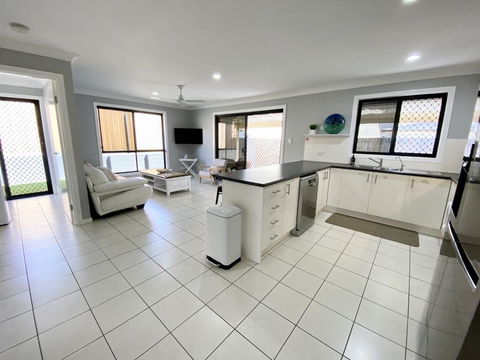 STYLISH RESIDENCE, LARGE PRIVATE YARD - CLOSE TO DREAMWORLD - Grafton Accommodation 2