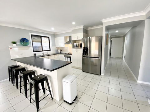 STYLISH RESIDENCE, LARGE PRIVATE YARD - CLOSE TO DREAMWORLD - Grafton Accommodation 3