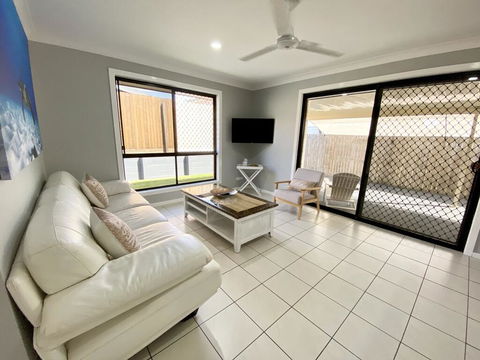 STYLISH RESIDENCE, LARGE PRIVATE YARD - CLOSE TO DREAMWORLD - Grafton Accommodation 1