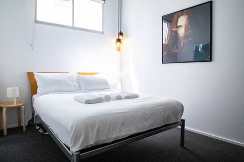 Stylish Warehouse Convert 2 Bedroom Apartment - Grafton Accommodation 3