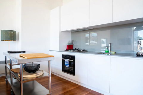 Stylish Warehouse Convert 2 Bedroom Apartment - Grafton Accommodation 1