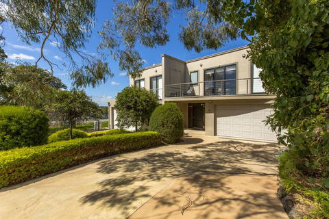 STYLISH, SUN-DRENCHED AND SOPHISTICATED - Grafton Accommodation 0