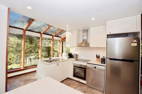 Sublime Cedar Lodge Leura - Grafton Accommodation 1