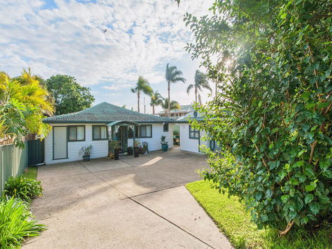Sunset Beach House - Soldiers Point Sleeps 9 - Grafton Accommodation 2