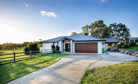 Sunset Retreat Airlie Beach Rural Getaway - Grafton Accommodation 0