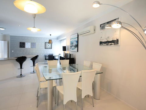 Super Sized Family Retreat With A Pool - Grafton Accommodation 1