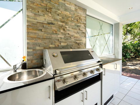 Super Sized Family Retreat With A Pool - Grafton Accommodation 3