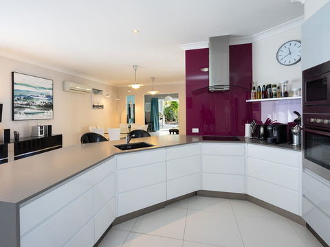 Super Sized Family Retreat With A Pool - Grafton Accommodation 2