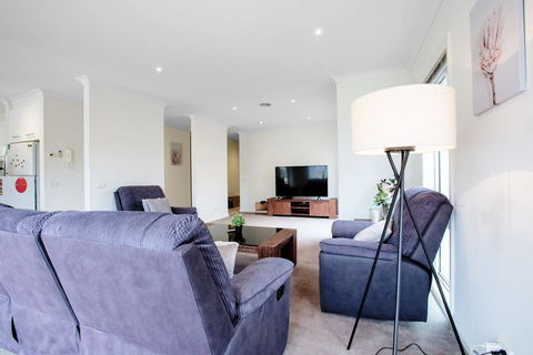 Superb Luxe 5BR House@Point Cook Near Lake - Grafton Accommodation 3